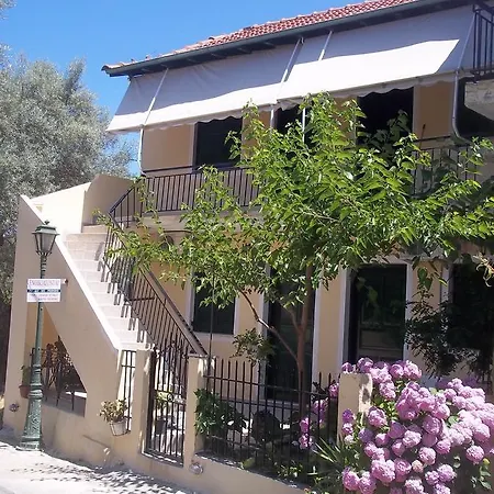 En Leuko Tsoukaládhes