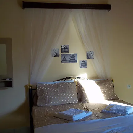 En Leuko Tsoukaládhes