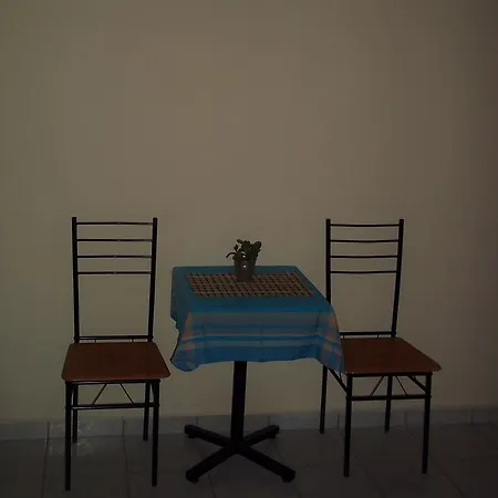 En Leuko * Tsoukaládhes